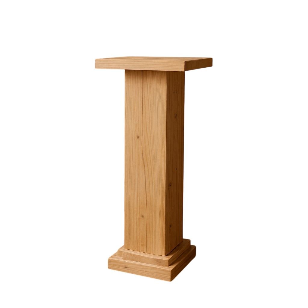 Steigerhouten pilaar in naturel kleur, geplaatst in een warme, moderne binnenruimte met houten vloer, beige gordijnen en groene kamerplant.