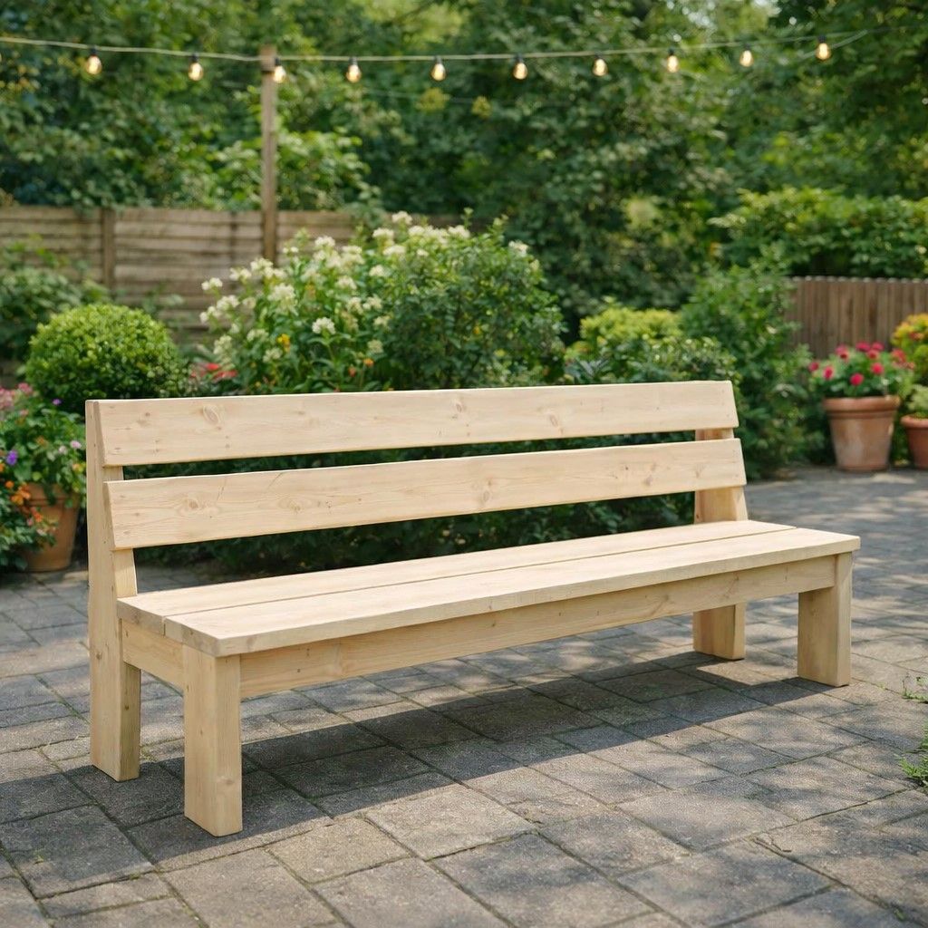 Een licht houten bankje op een stenen terras in een groene tuin met lichtslingers.