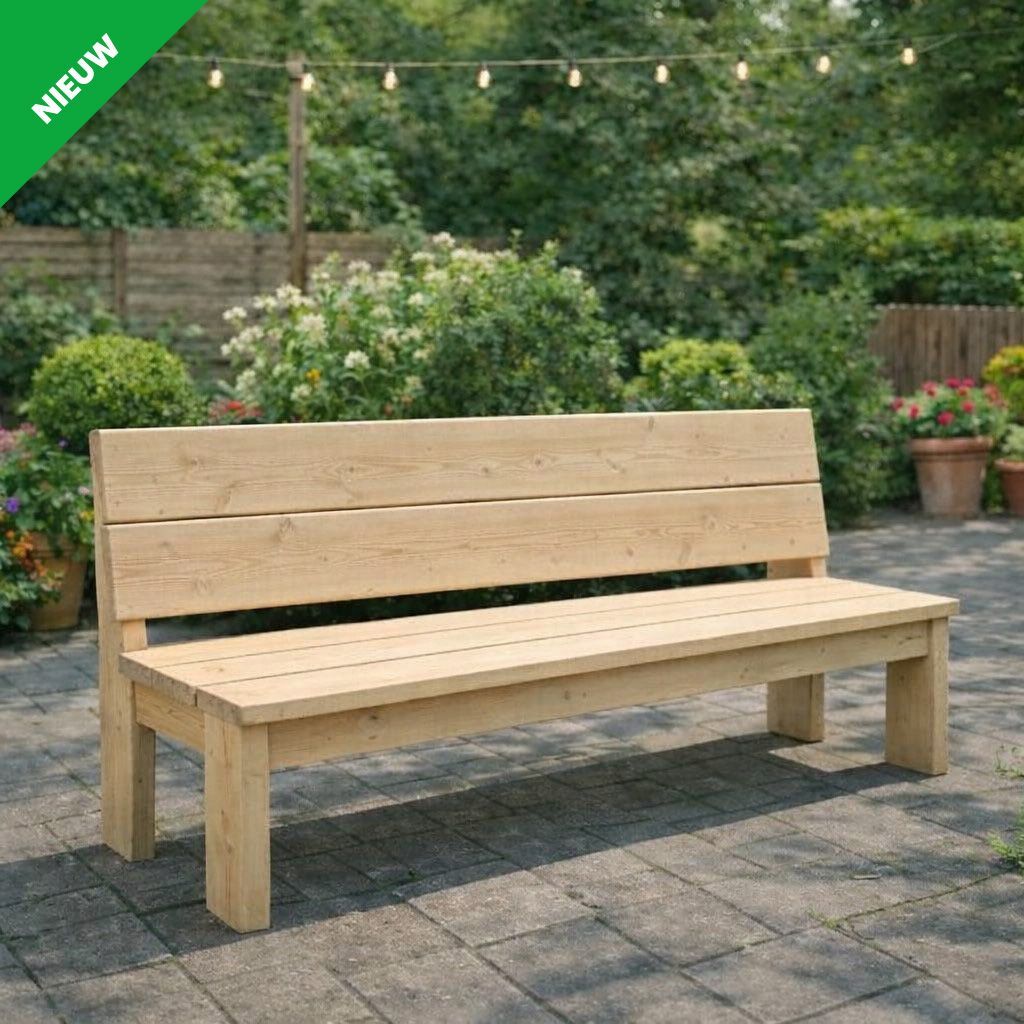 Een lichte houten buitenbank op een stenen terras in een tuin met lichtslingers en potplanten.