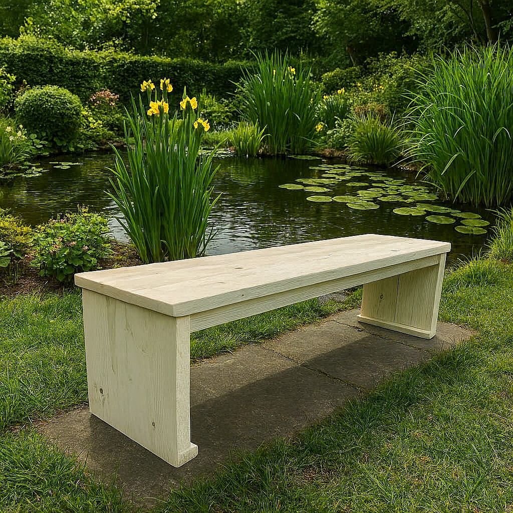 Witte houten bank naast een vijver in een groene tuin met gele bloemen.