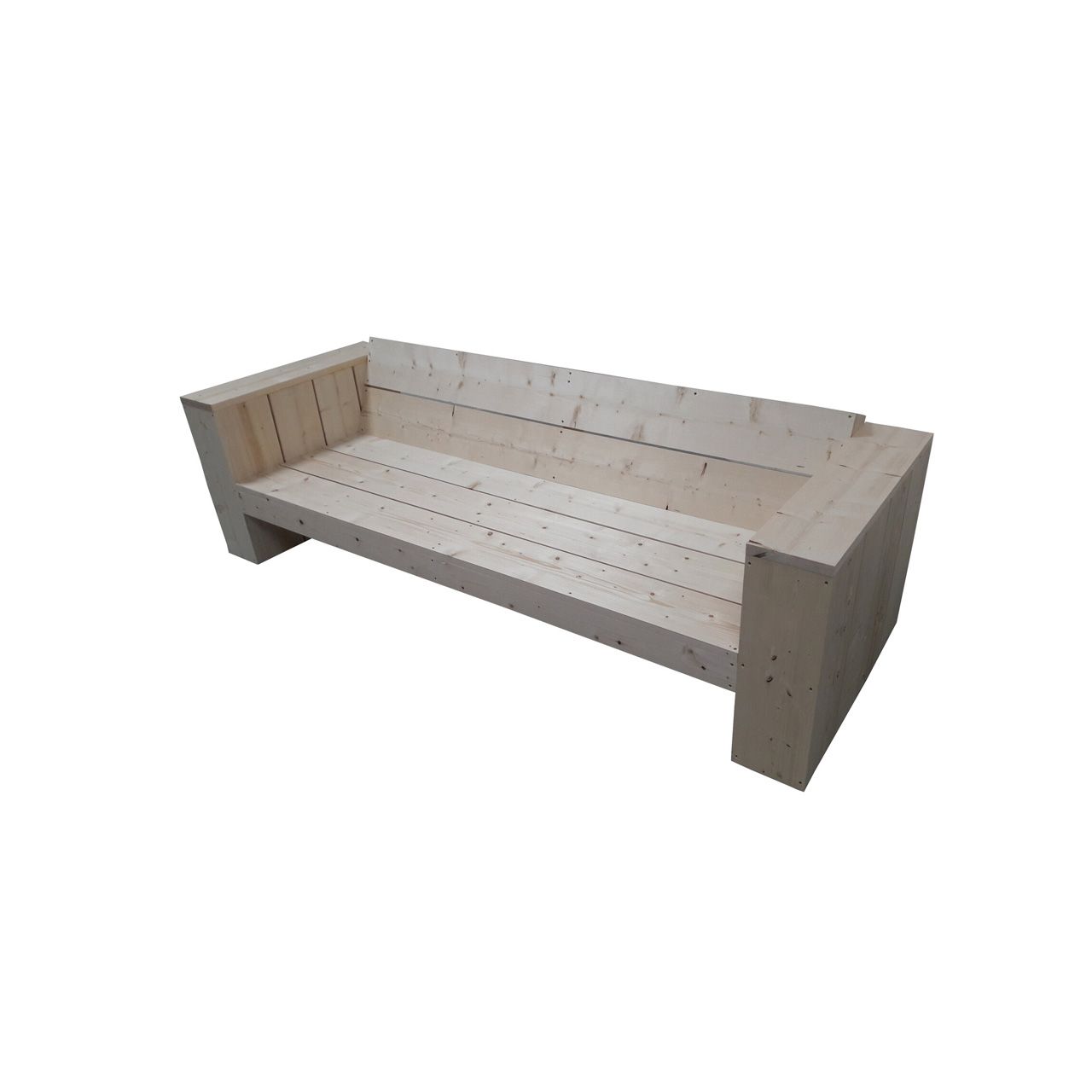 Steigerhouten robuuste bank, geplaatst in een moderne tuinsetting.