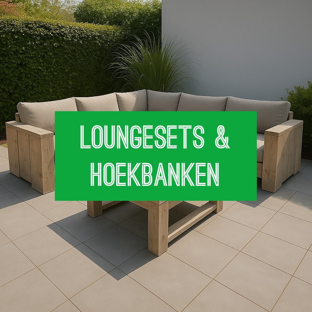 Steigerhouten loungeset met hoekbank op een zonnig terras, omgeven door groen, met kussens in neutrale tinten voor een landelijke uitstraling.