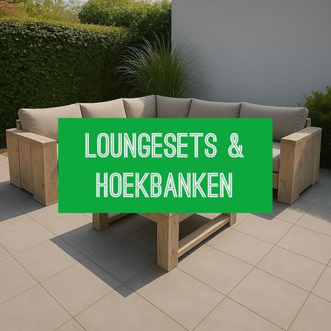 Steigerhouten loungeset met hoekbank op een zonnig terras, omgeven door groen, met kussens in neutrale tinten voor een landelijke uitstraling.