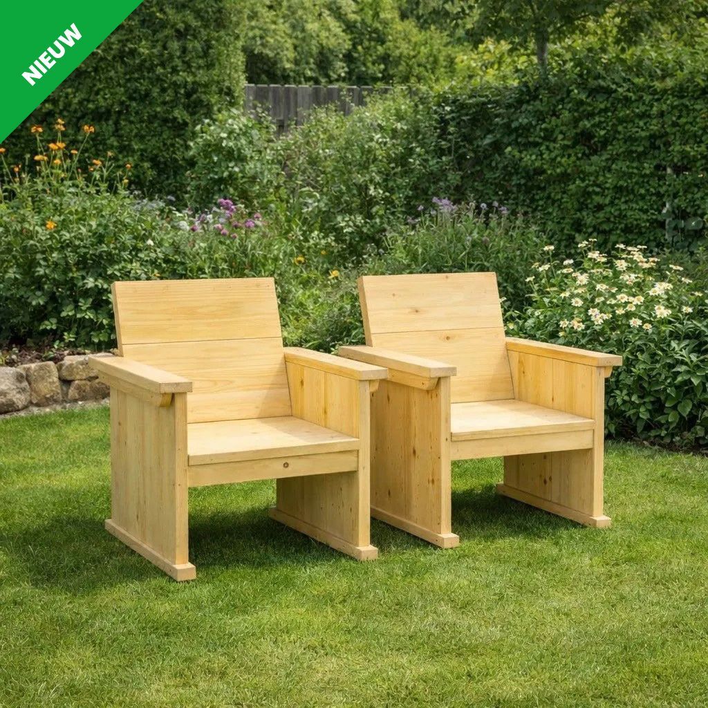 Twee houten fauteuils op een groen gazon in een tuin, met heggen en bloemen erachter.