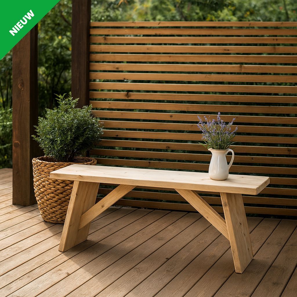 Houten bank met een vaas bloemen op een terras naast een lamellenscherm en potplanten.
