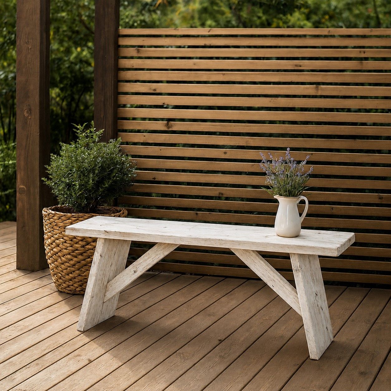 Houten bankje op een terras naast een schutting, met potplanten en een klein vaasje erop.