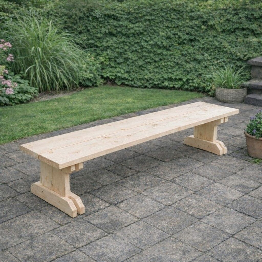Houten buitenbank op een betegeld terras naast een heg en tuinplanten.