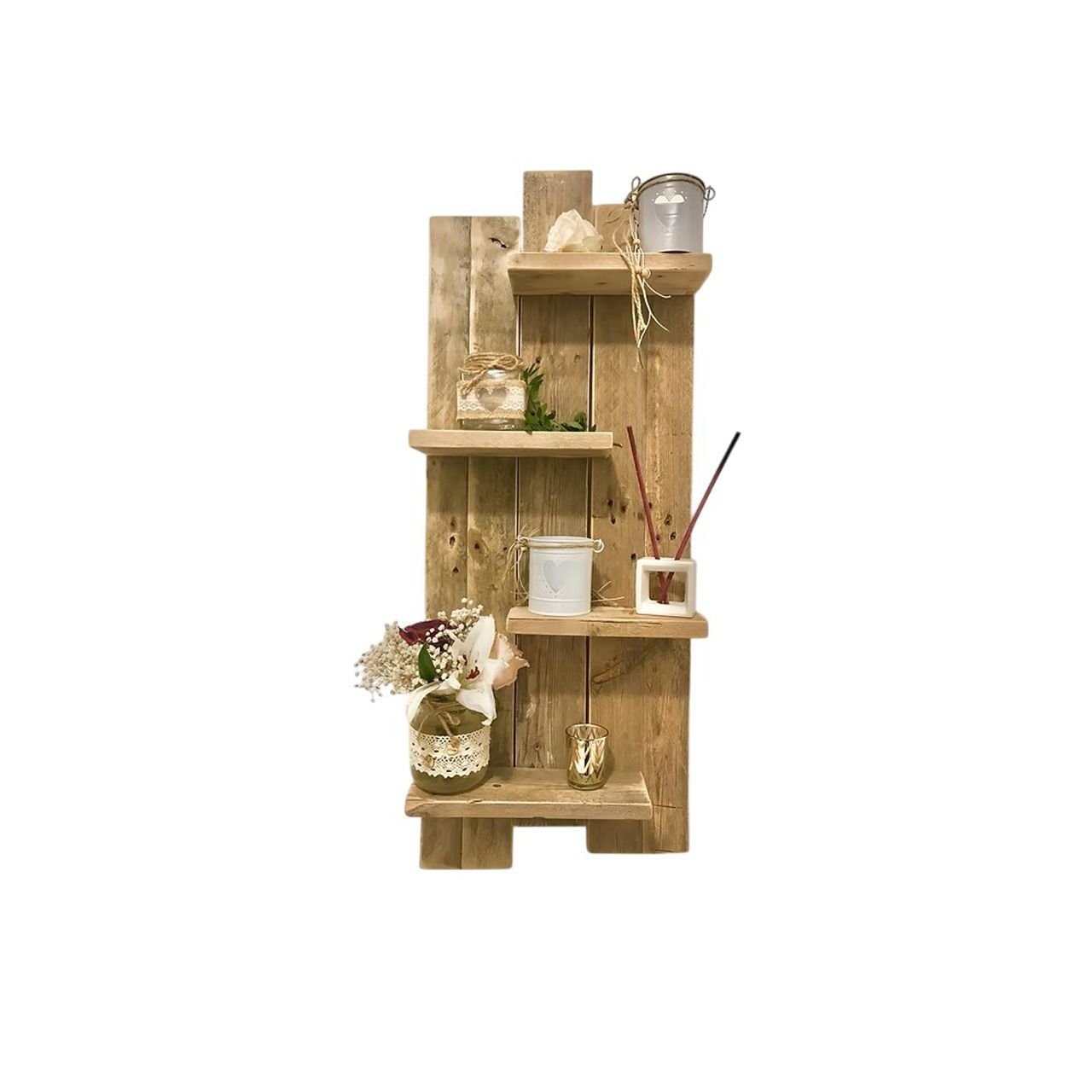 Steigerhouten wandrek met vier planken en decoratieve accessoires zoals planten en kaarsen