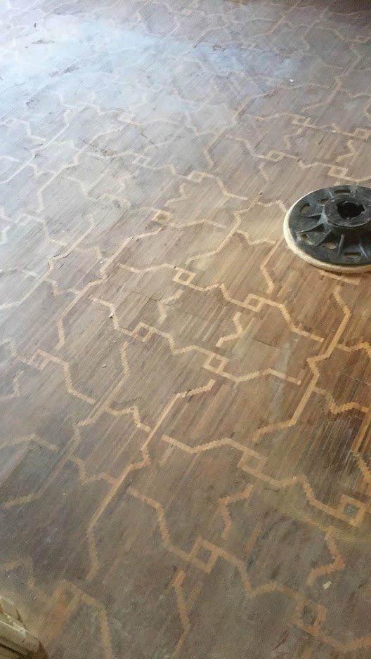 intervento di restauro professionale di un tappeto di legno