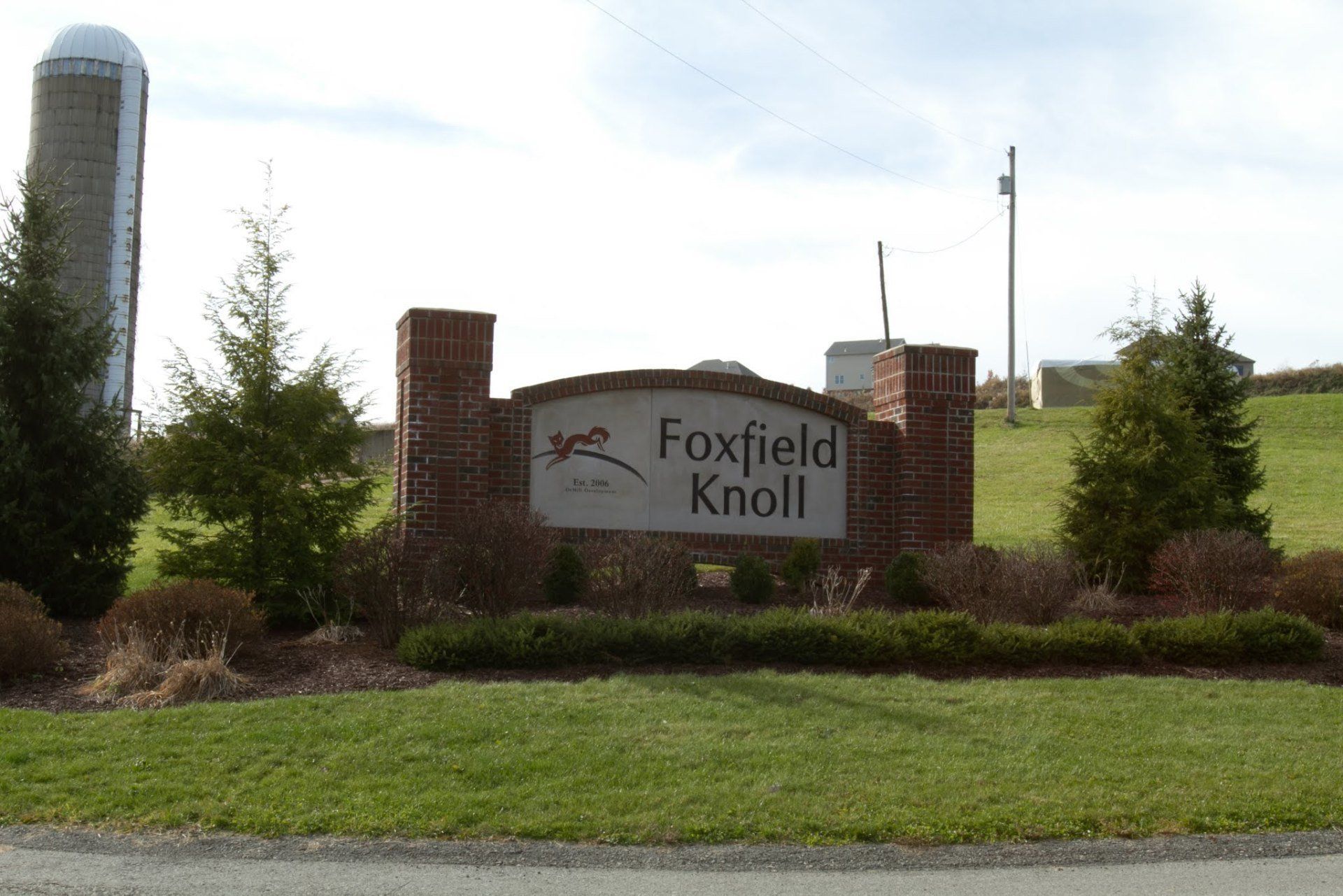 A sign that says foxfield knoll on it