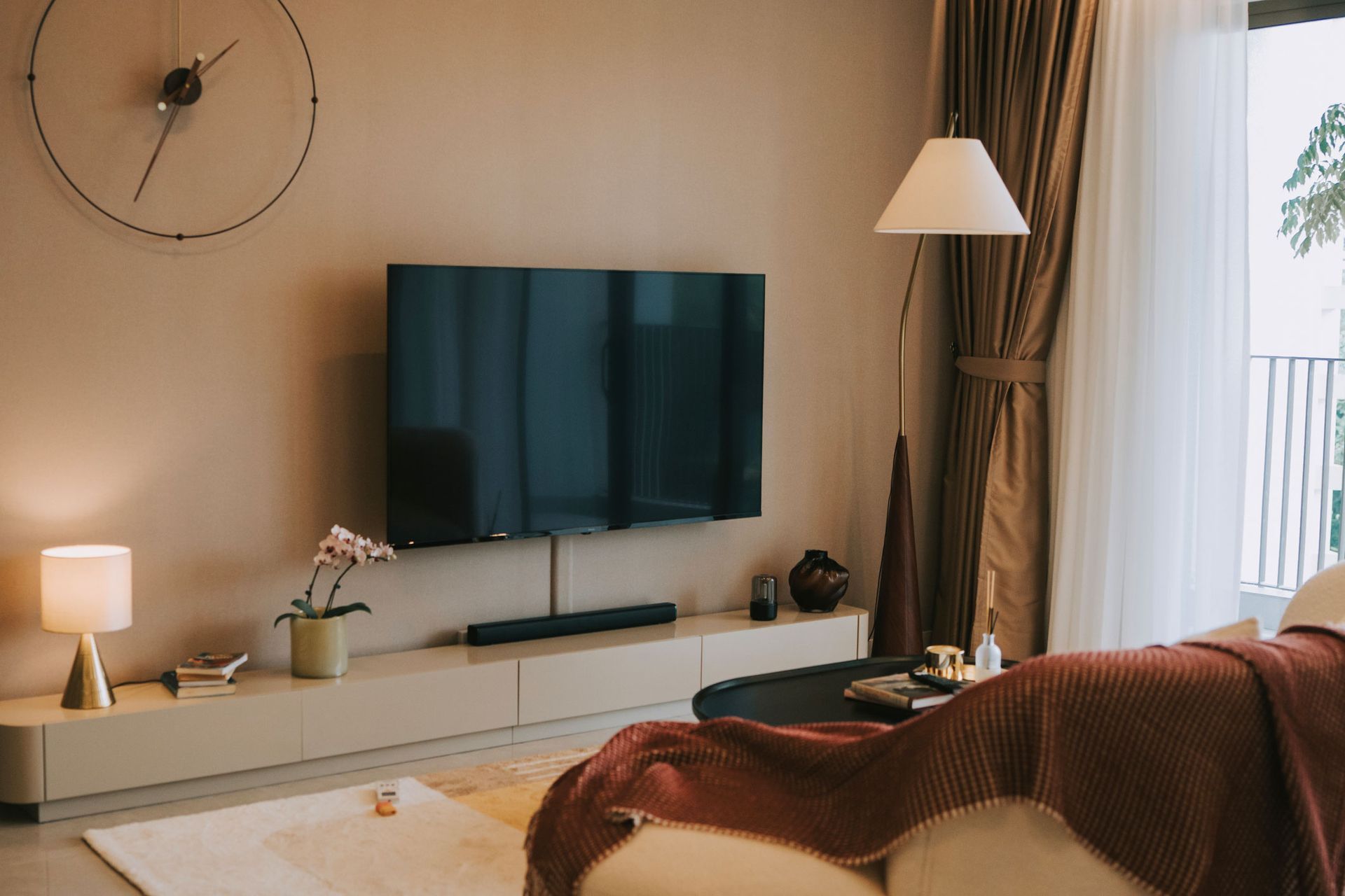 A living room with a flat screen tv on the wall.