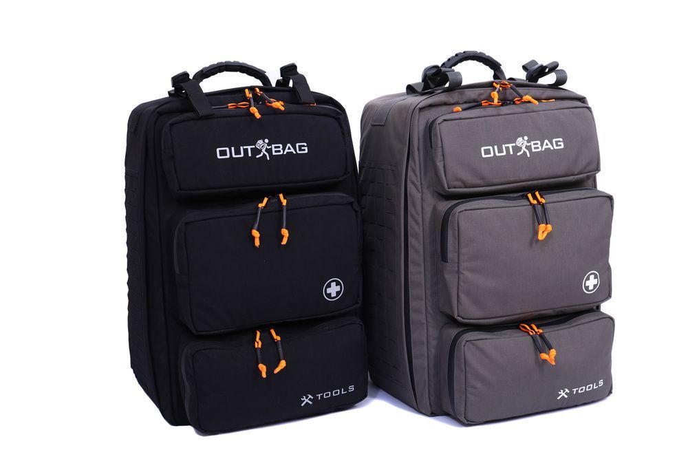 Dwie torby leżą obok siebie na białym tle.