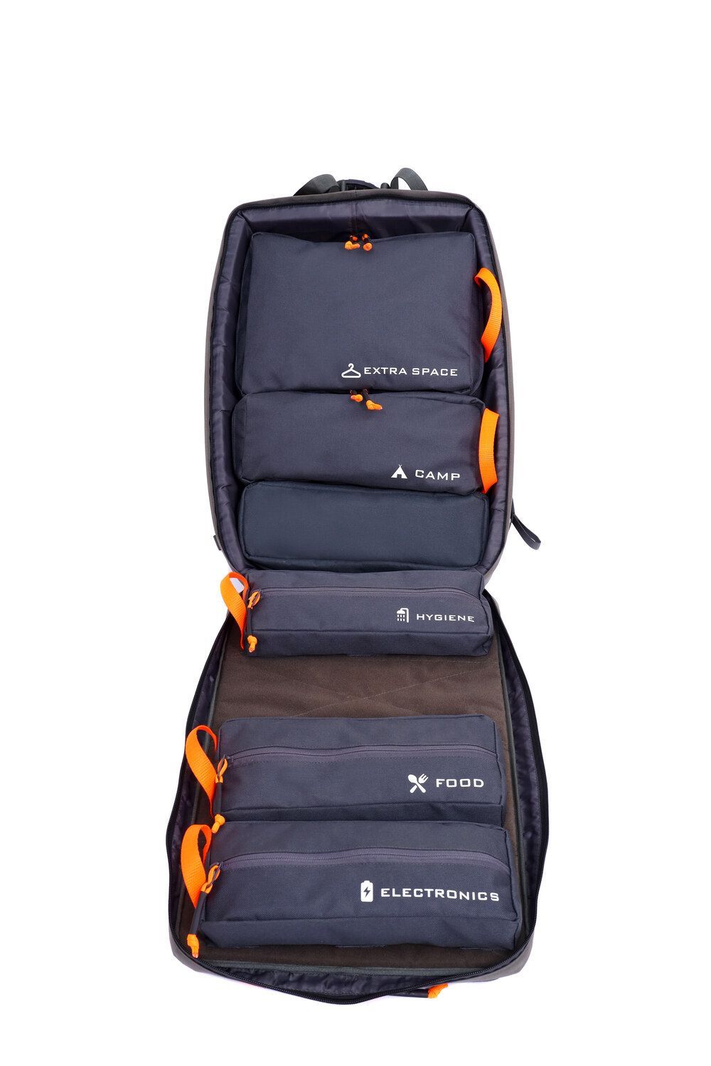 Plecak z mnóstwem ubrań w środku na białym tle.