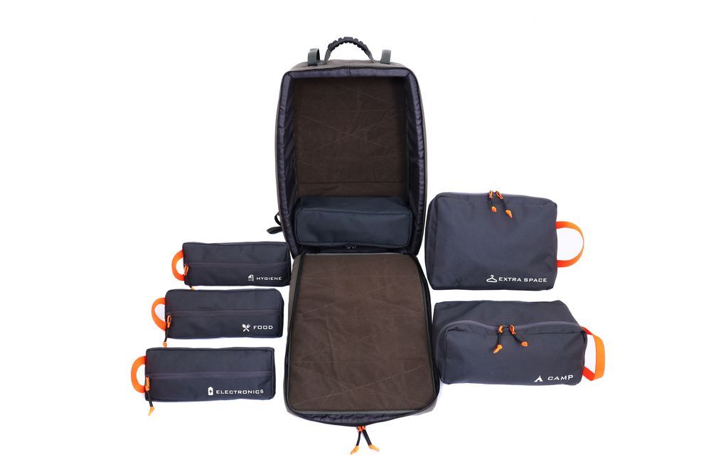 Wnętrze walizki z wieloma przegródkami