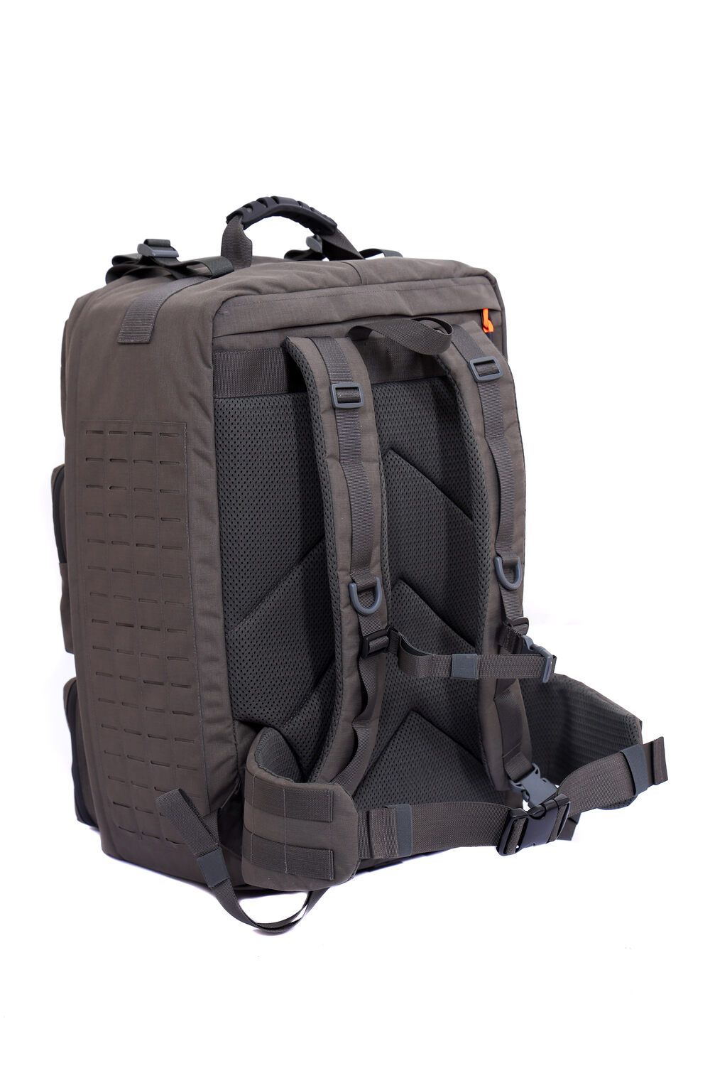 Tył plecaka z rączką i paskami na białym tle.