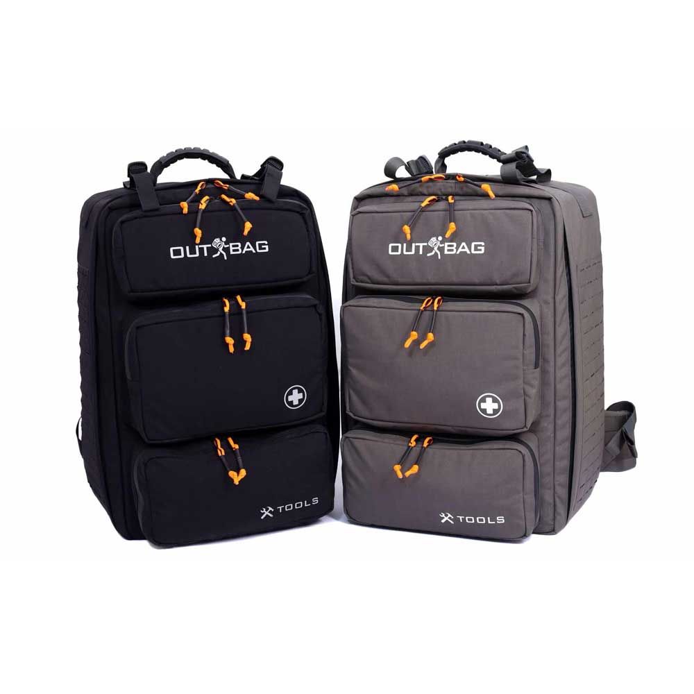 Czarny plecak z napisem „out bag”