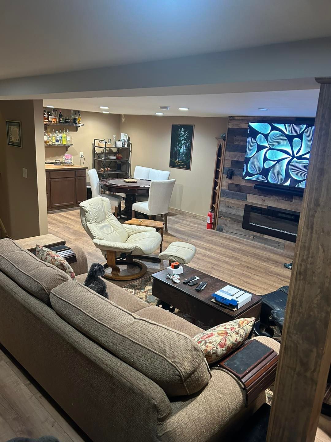 A living room filled with furniture and a flat screen tv.