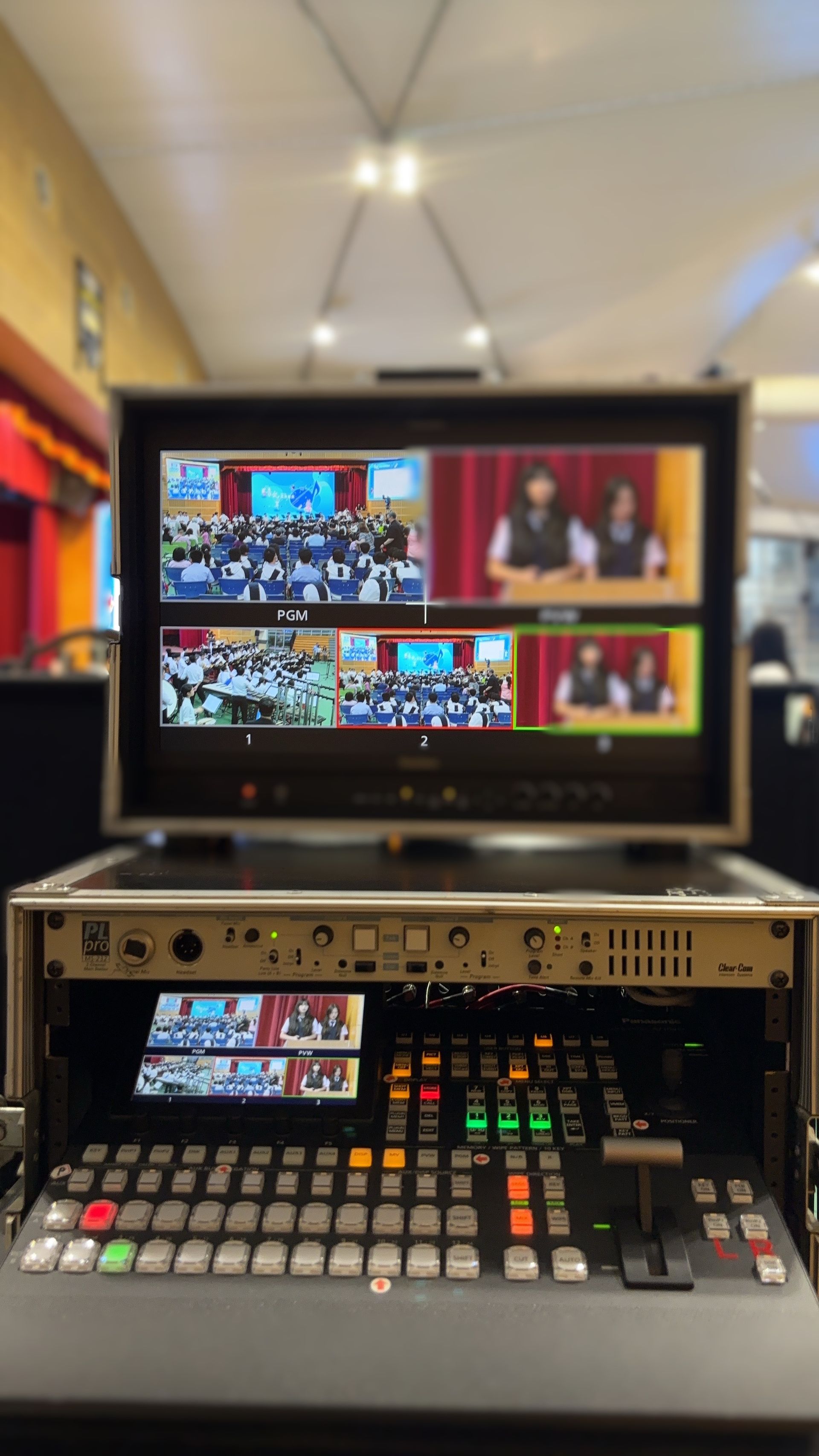 視訊製作設備顯示會議環境中發言者的多個攝影機角度。