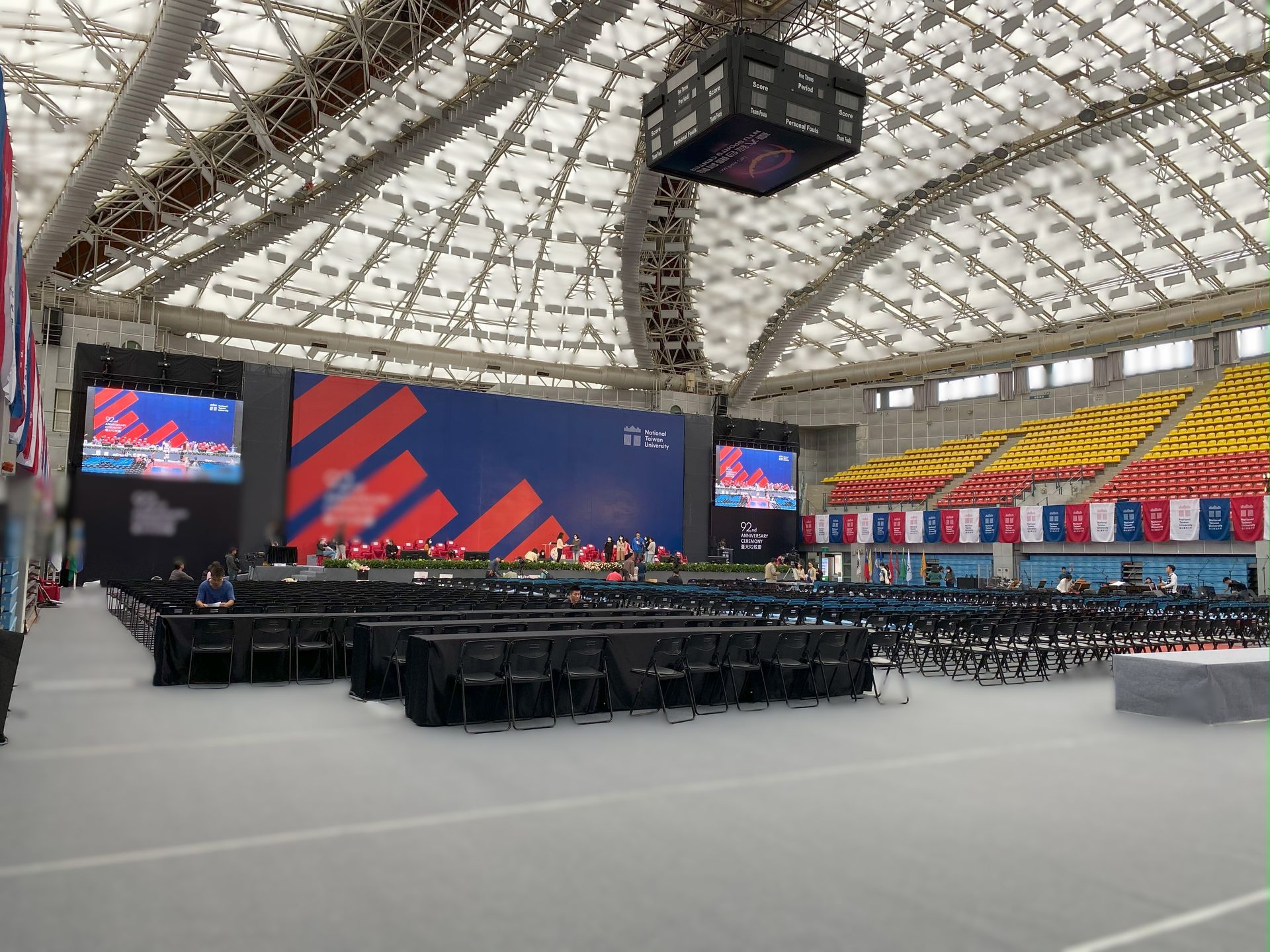 為舉辦活動而設置的大型室內場地，配有舞台、座位和懸掛式記分板。