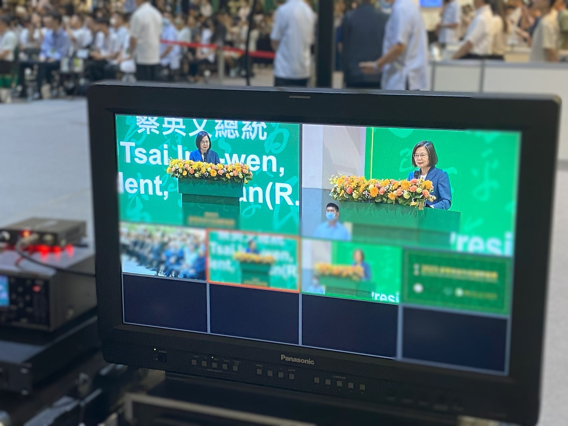 直播畫面顯示蔡英文總統在一場活動上站在講台上發表演說。