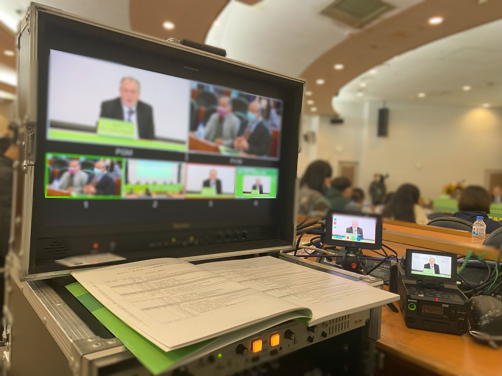 視訊製作設置，其中的監視器顯示會議室會議的多個攝影機角度。