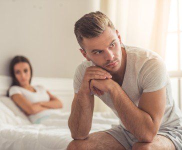 Coppia al letto, ognuno guarda  un lato diverso e non si parlano
