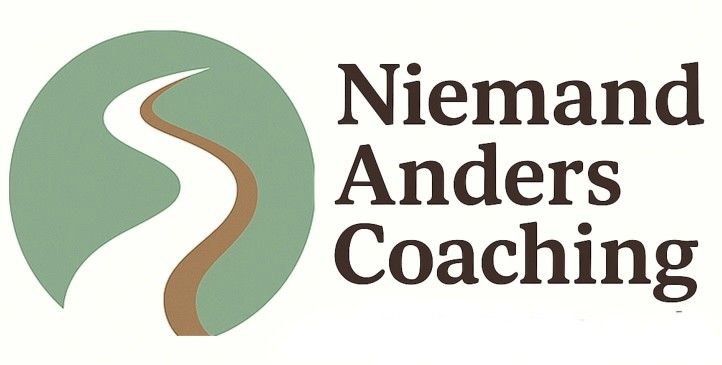 Logo voor "Niemand Anders Coaching" met een padgrafiek en de slogan "Leef je leven!"