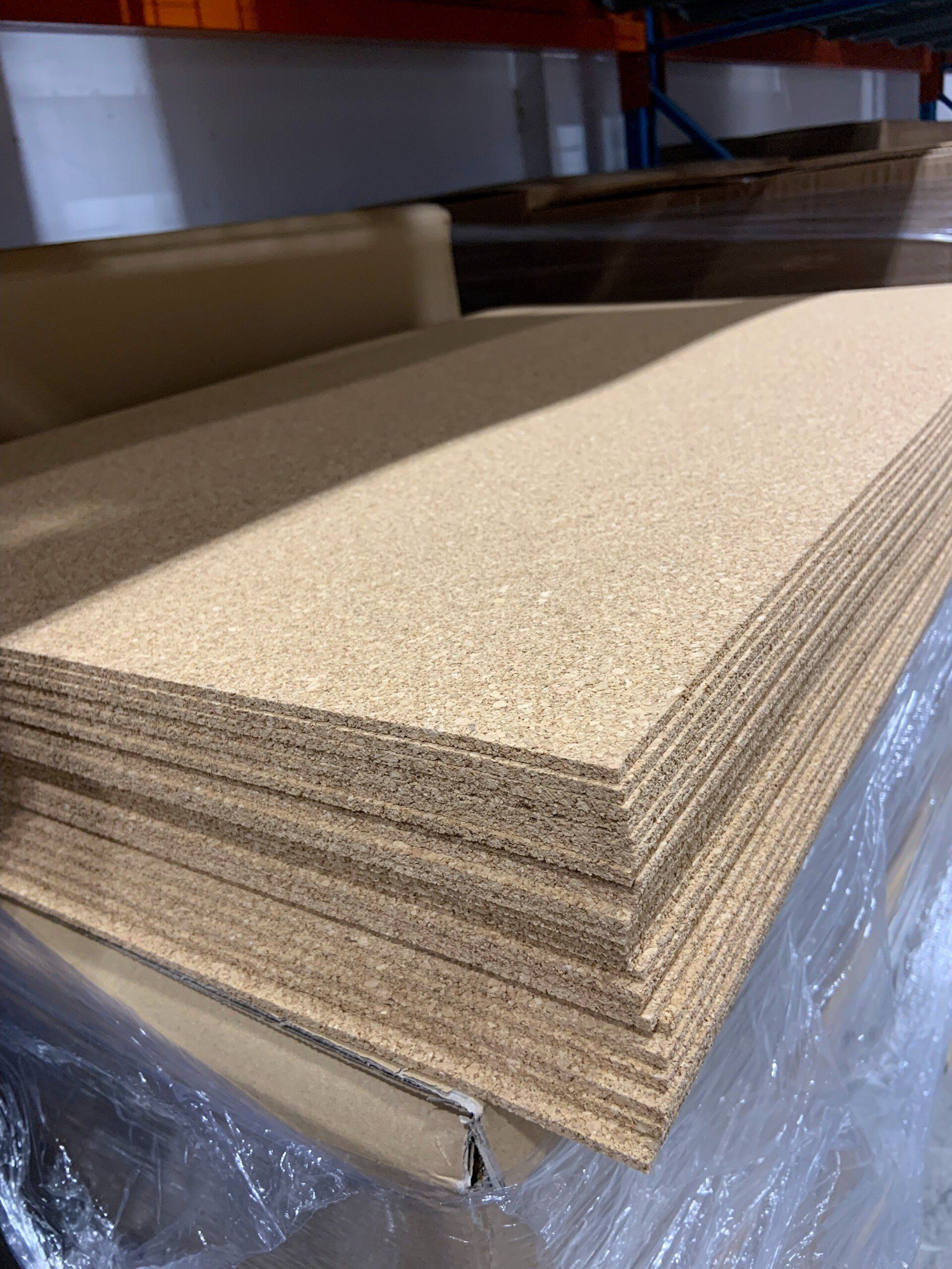 Une pile de planches de bois superposées sur une table.