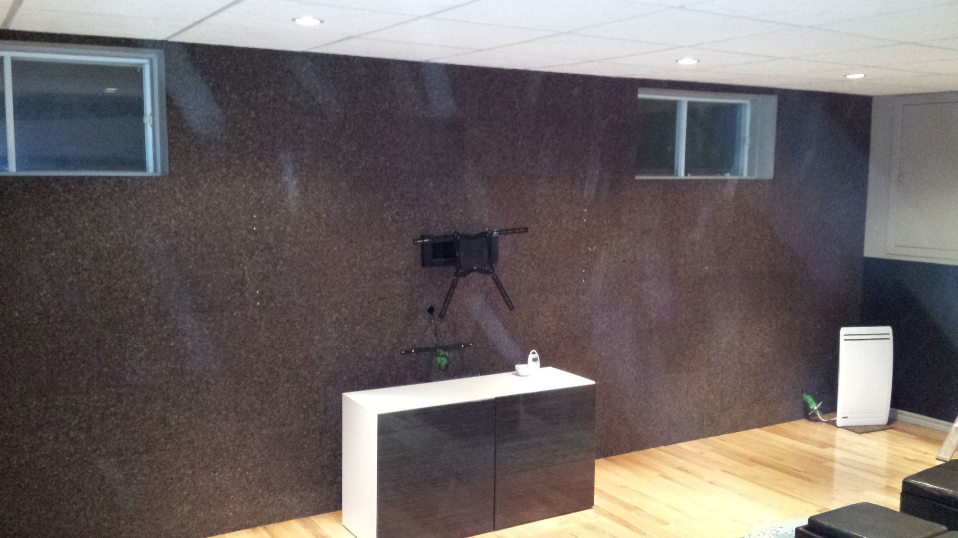 Un salon avec une télévision fixée au mur