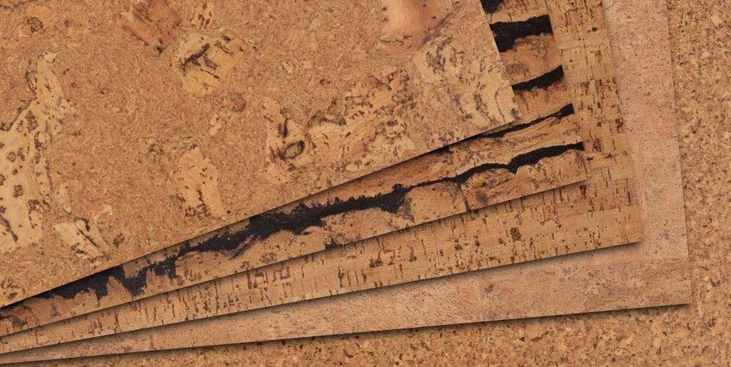 Un gros plan d'une pile de feuilles de liège sur une table.