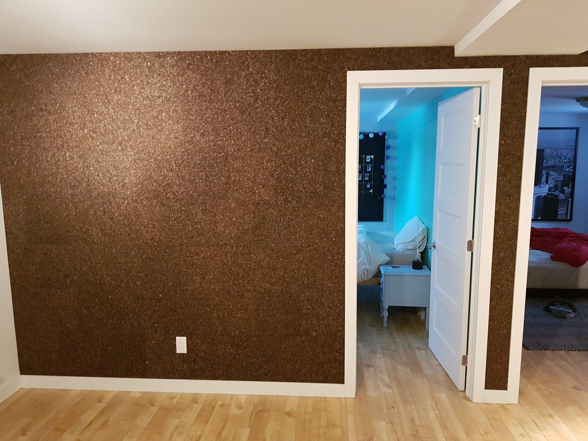 Une pièce avec un mur marron et une porte blanche