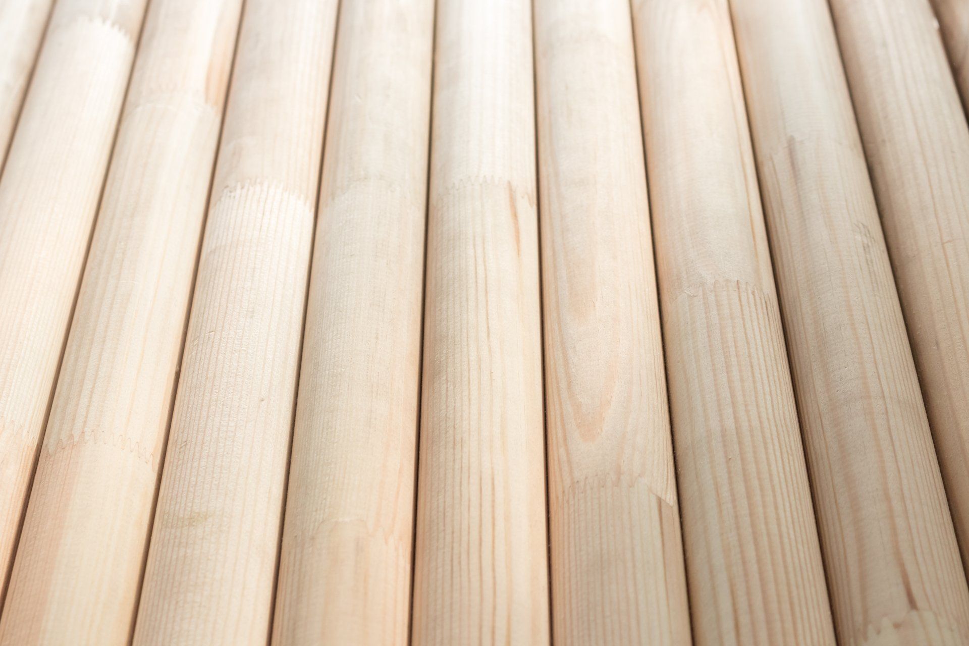 Un gros plan d'une rangée de poteaux en bois