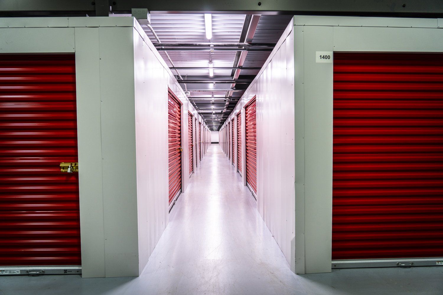 un long couloir avec des portes rouges dans un entrepôt