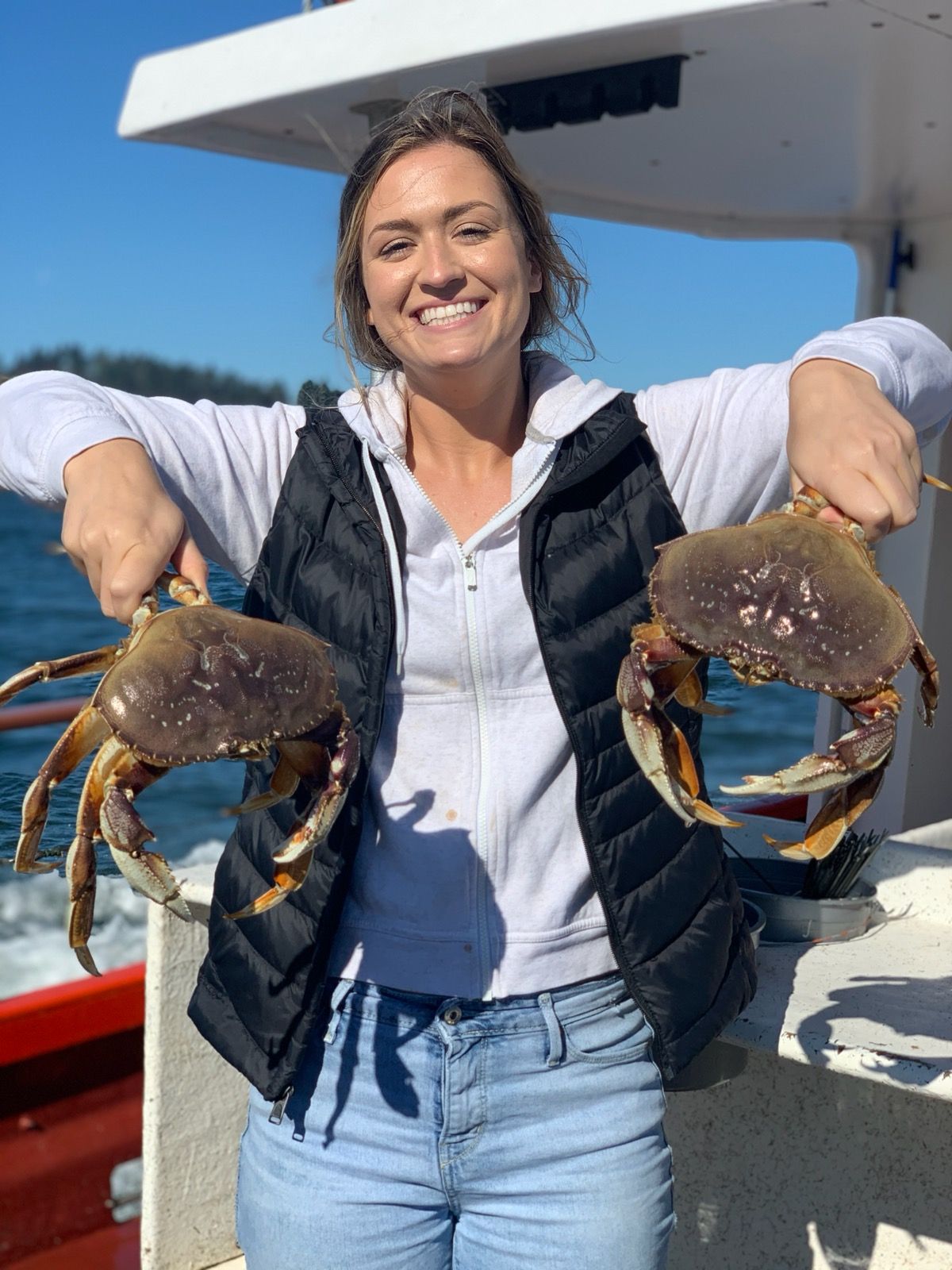 A group of people are posing for a picture on a boat.