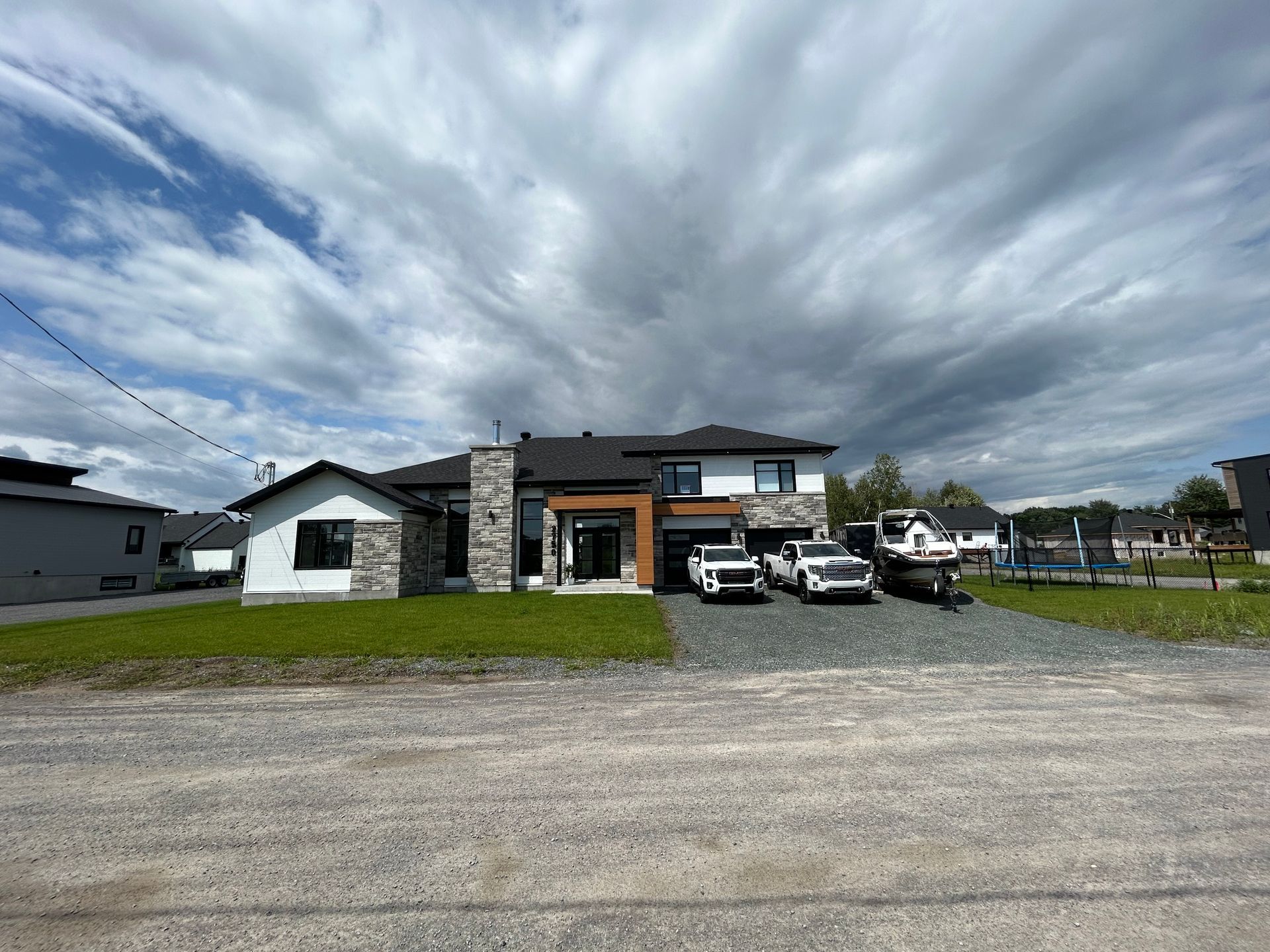 Une grande maison avec beaucoup de voitures garées devant.