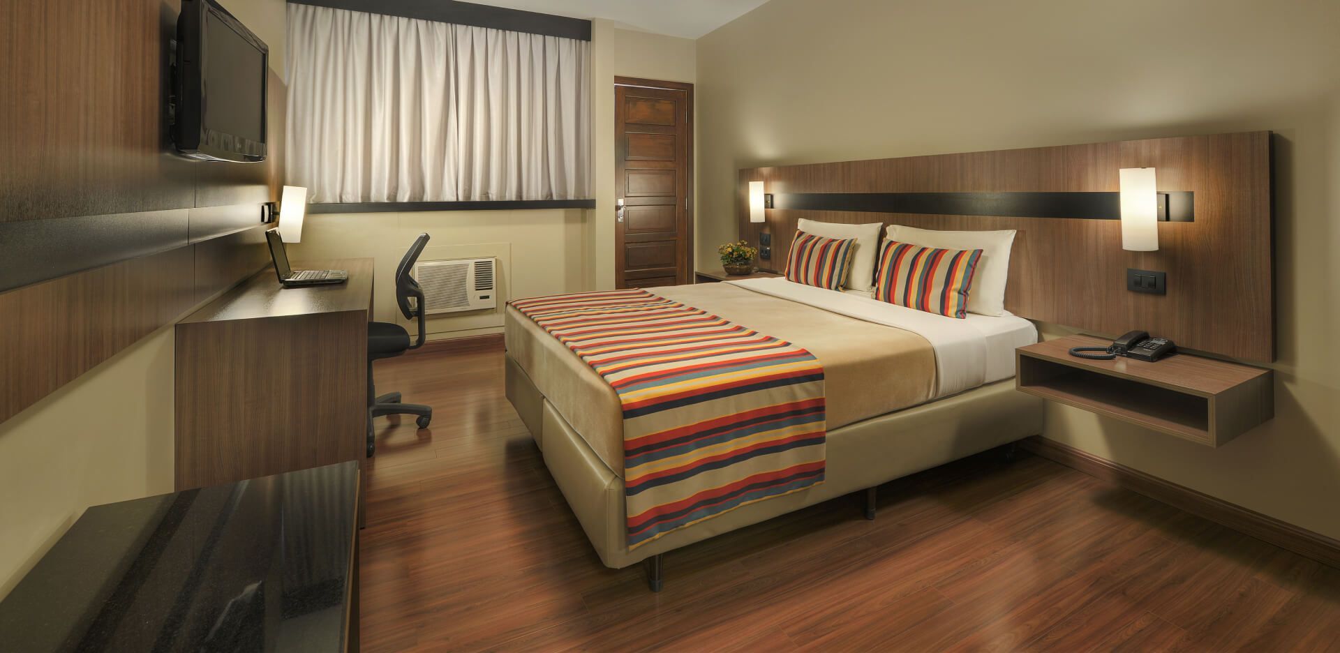 Cama de casal com televisão armário