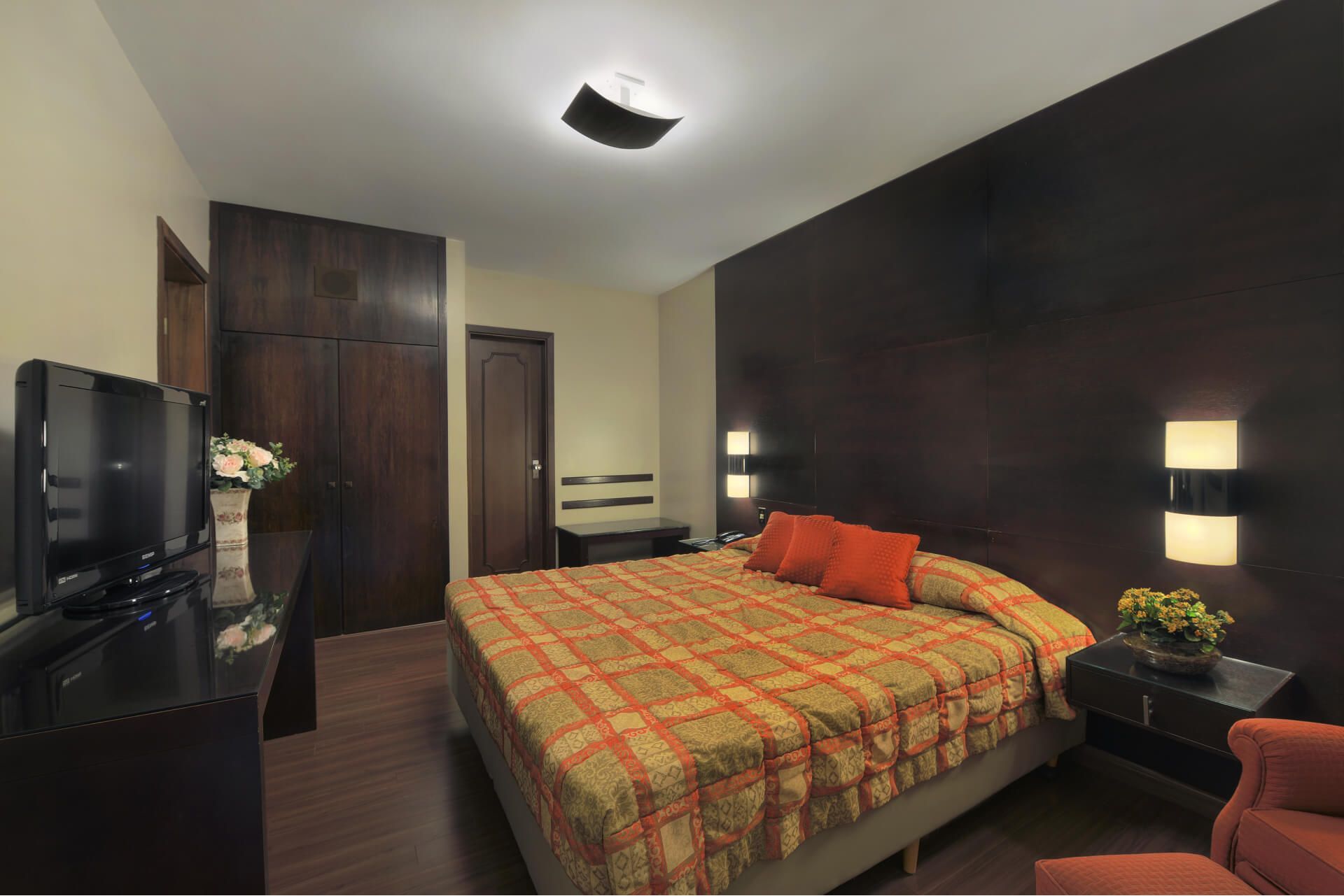 Cama de casal com televisão armário