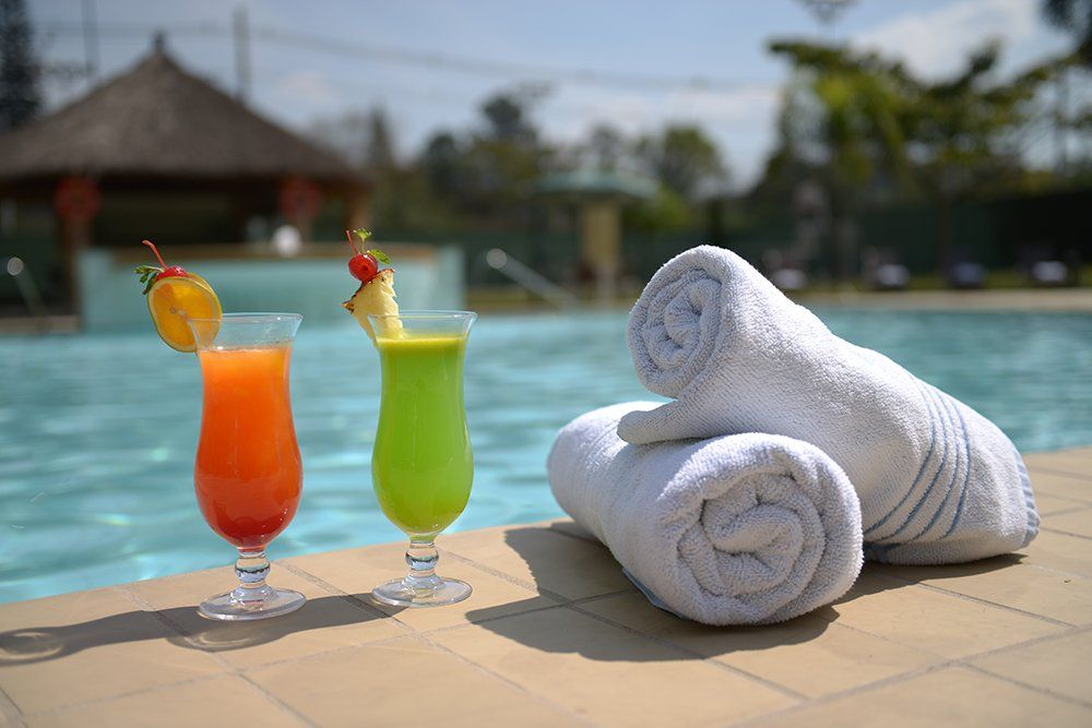 cocktail e toalhas a beira da piscina