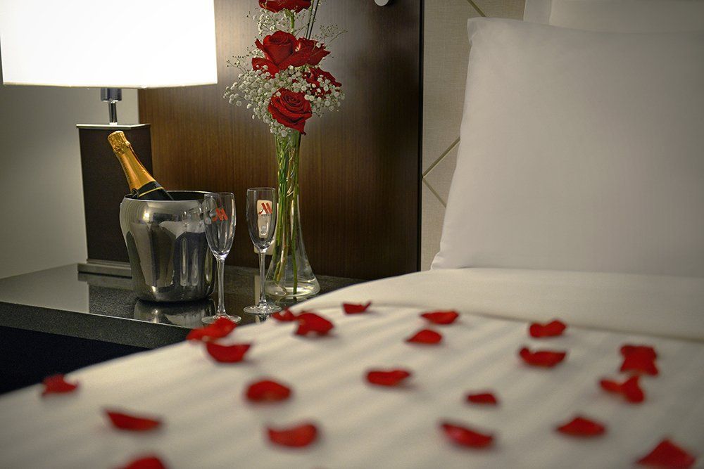 Cama de casal com espumante ao fundo