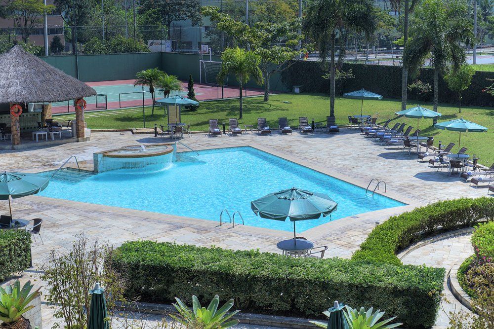 vista para a piscina e quadra ao fundo