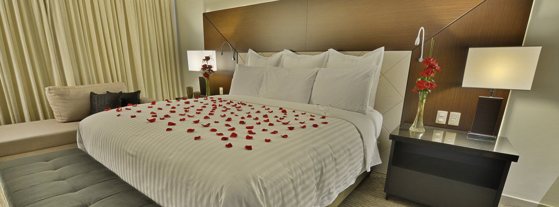 Cama de casal com cortina ao fundo