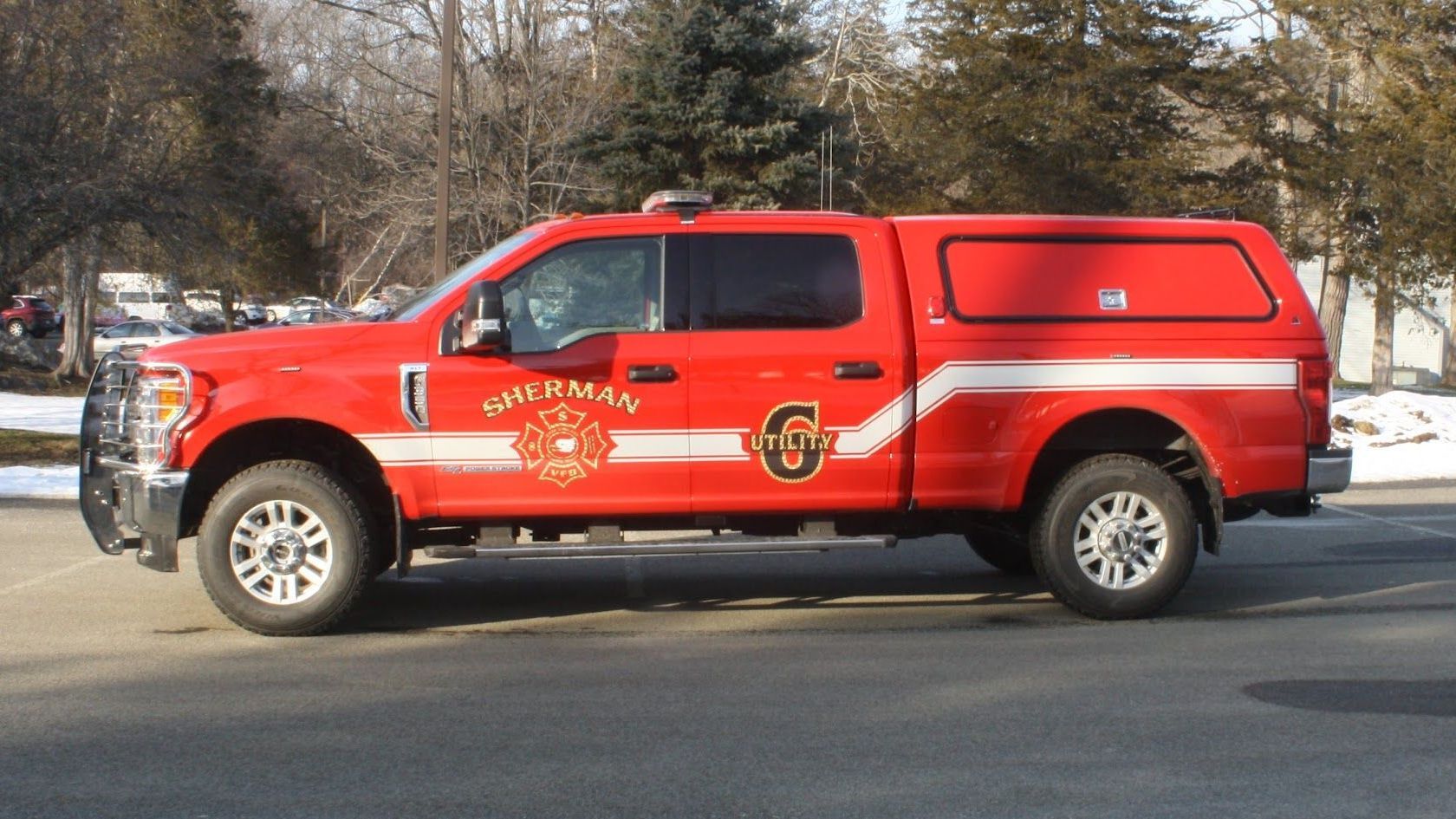 A red truck with the letter g on the side