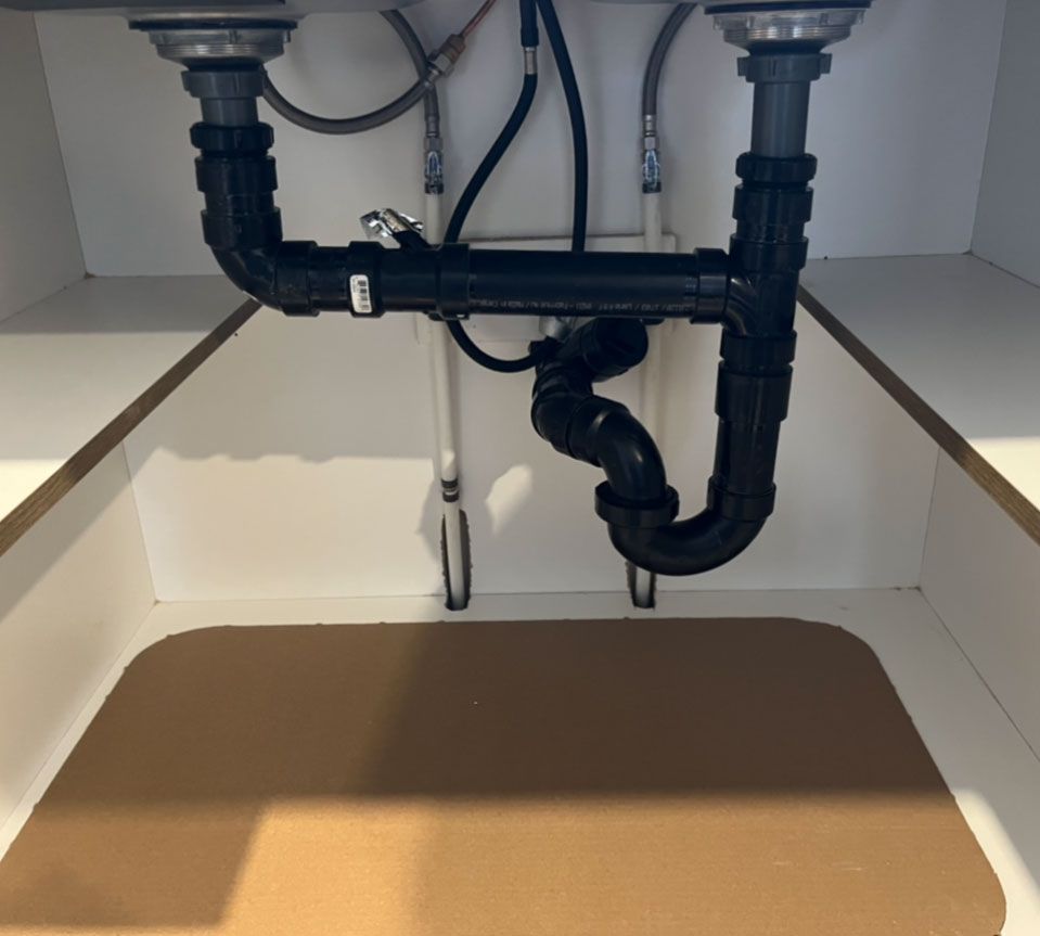 Un évier de cuisine avec un tapis marron en dessous