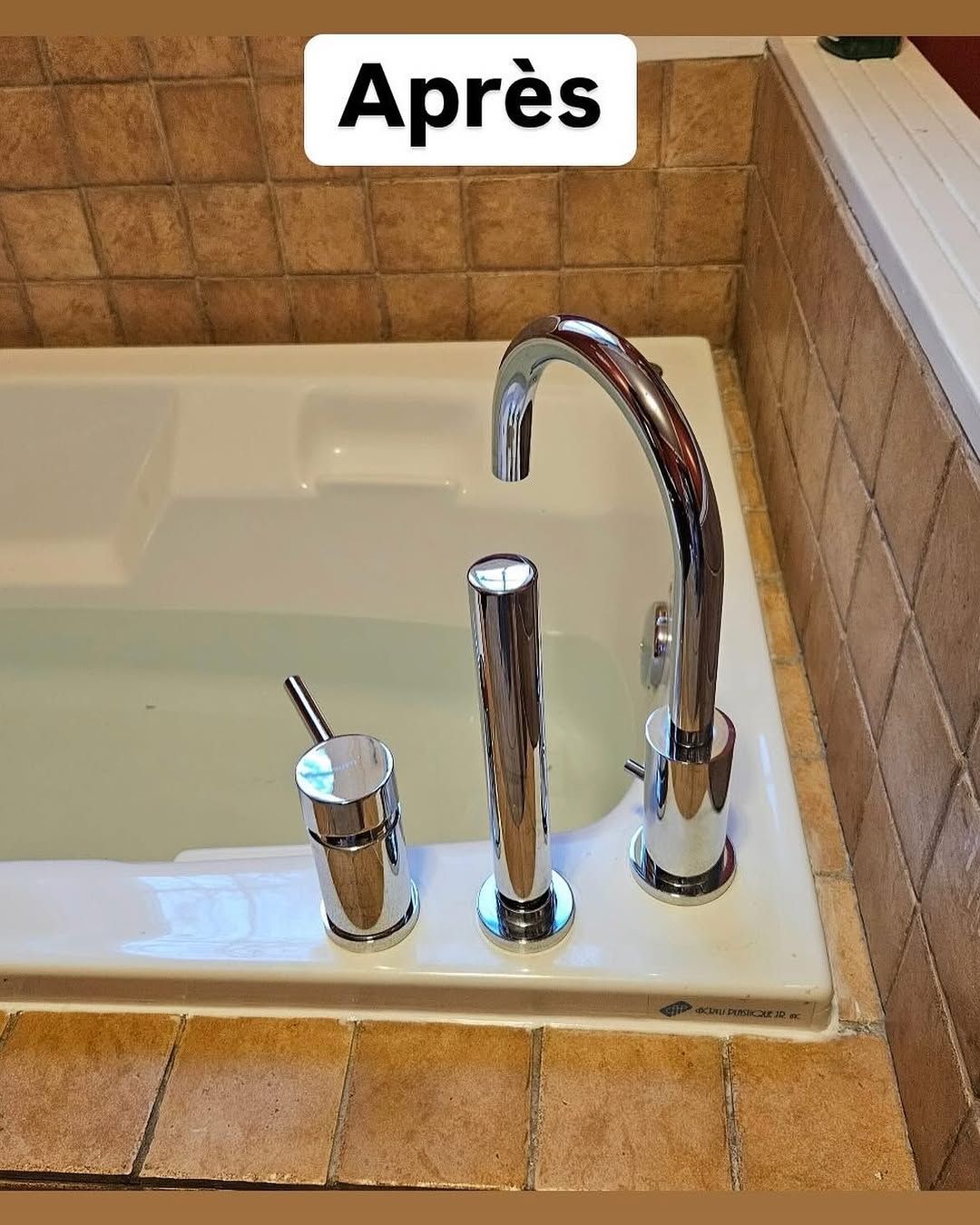 Une photo d'une baignoire avec un robinet dessus.