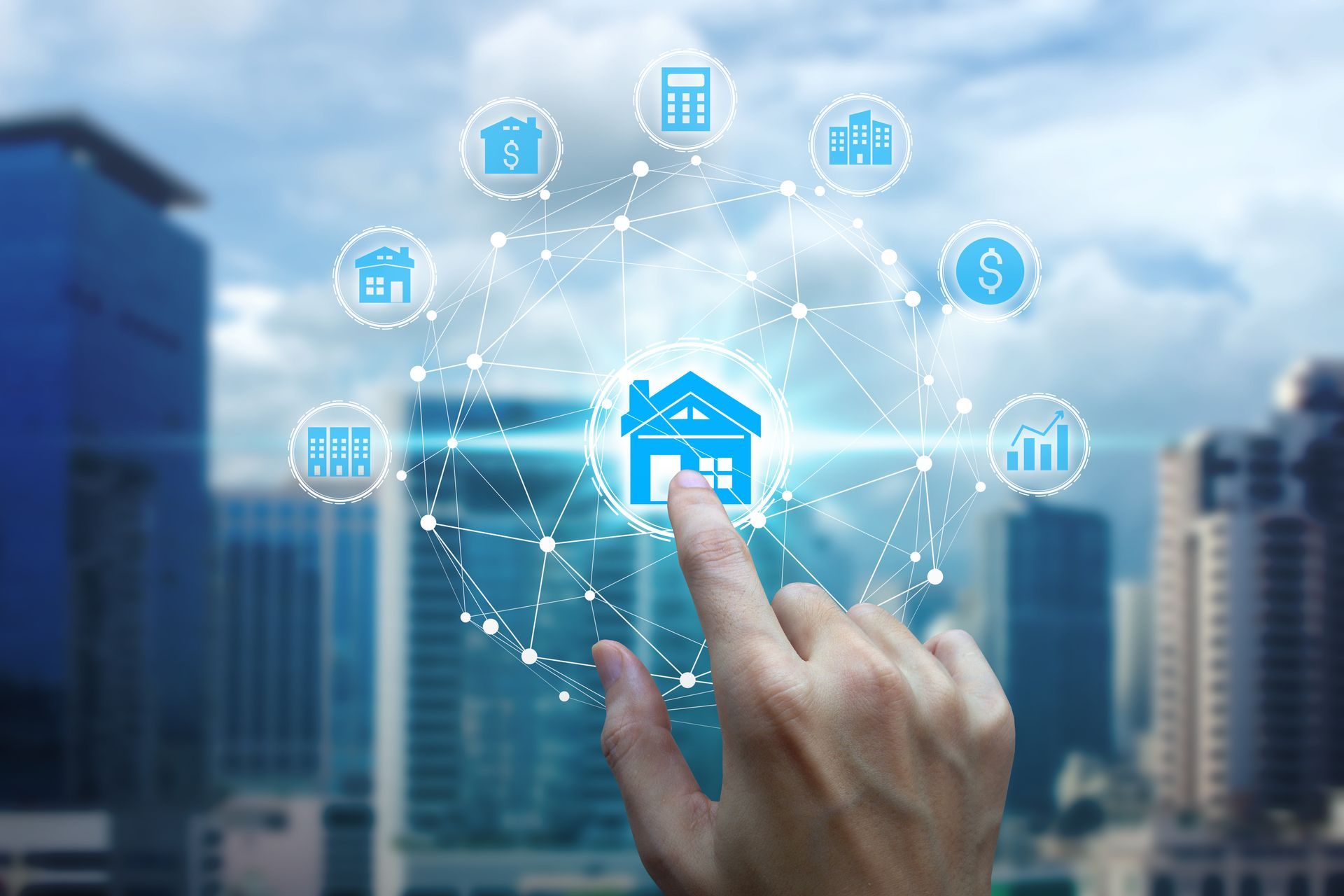 Une personne appuie sur un bouton sur un écran virtuel avec une maison entourée d'icônes.