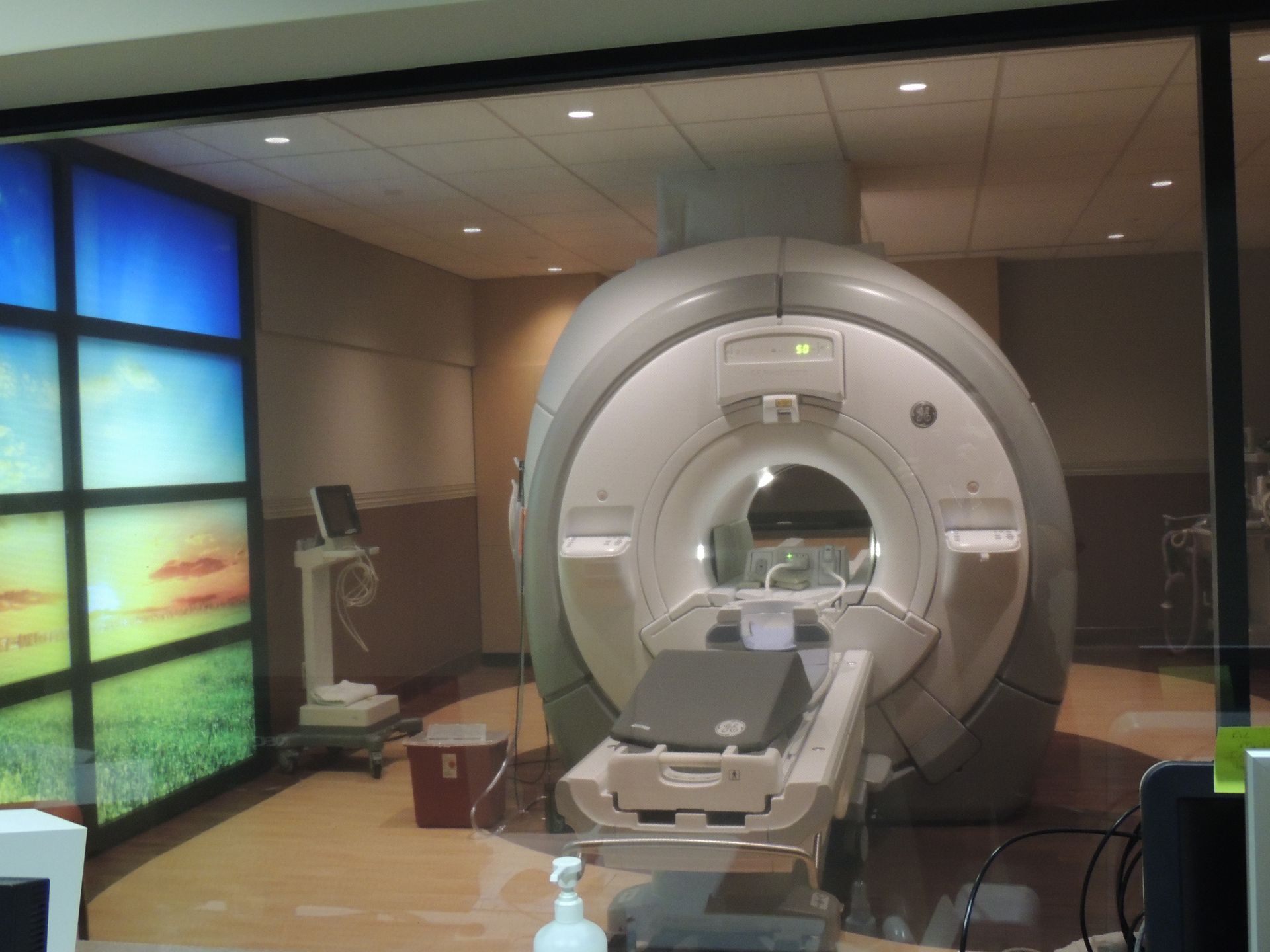 A mri machine in a room with a window