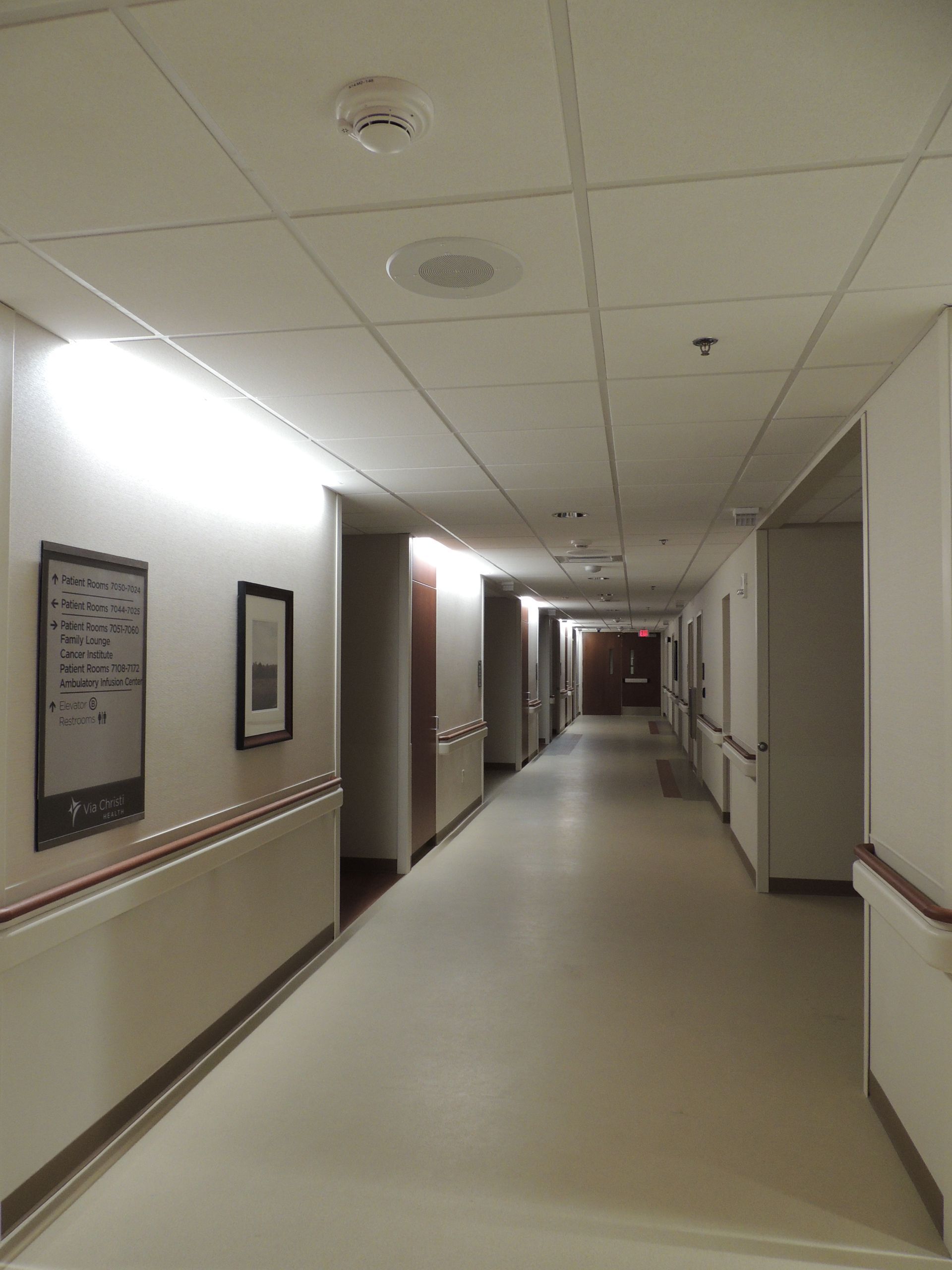 A hospital hallway with a sign on the wall that says ' emergency room '