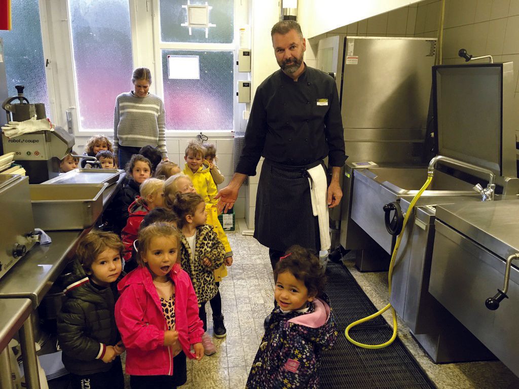 Photo enfants avec chef cuisinier Notre Dame du Lac