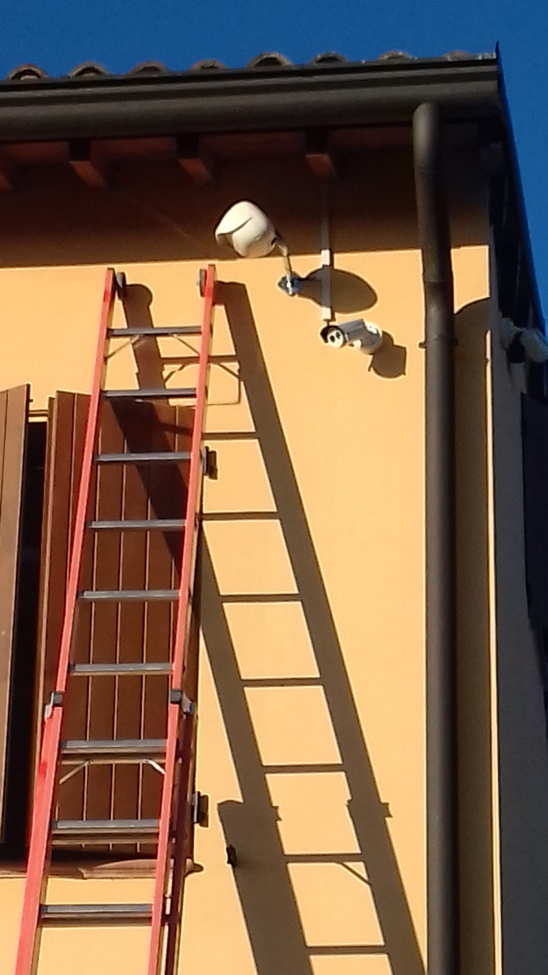 casa con telecamera di videosorveglianza