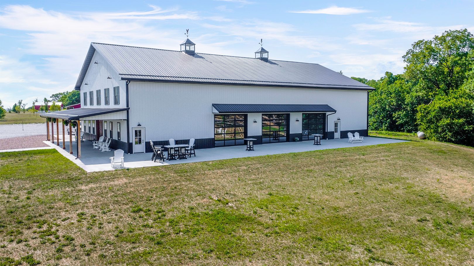 The Wedding Barn at the Champagne Barn Features Stunning Modern Amenities in Mid-Missouri.